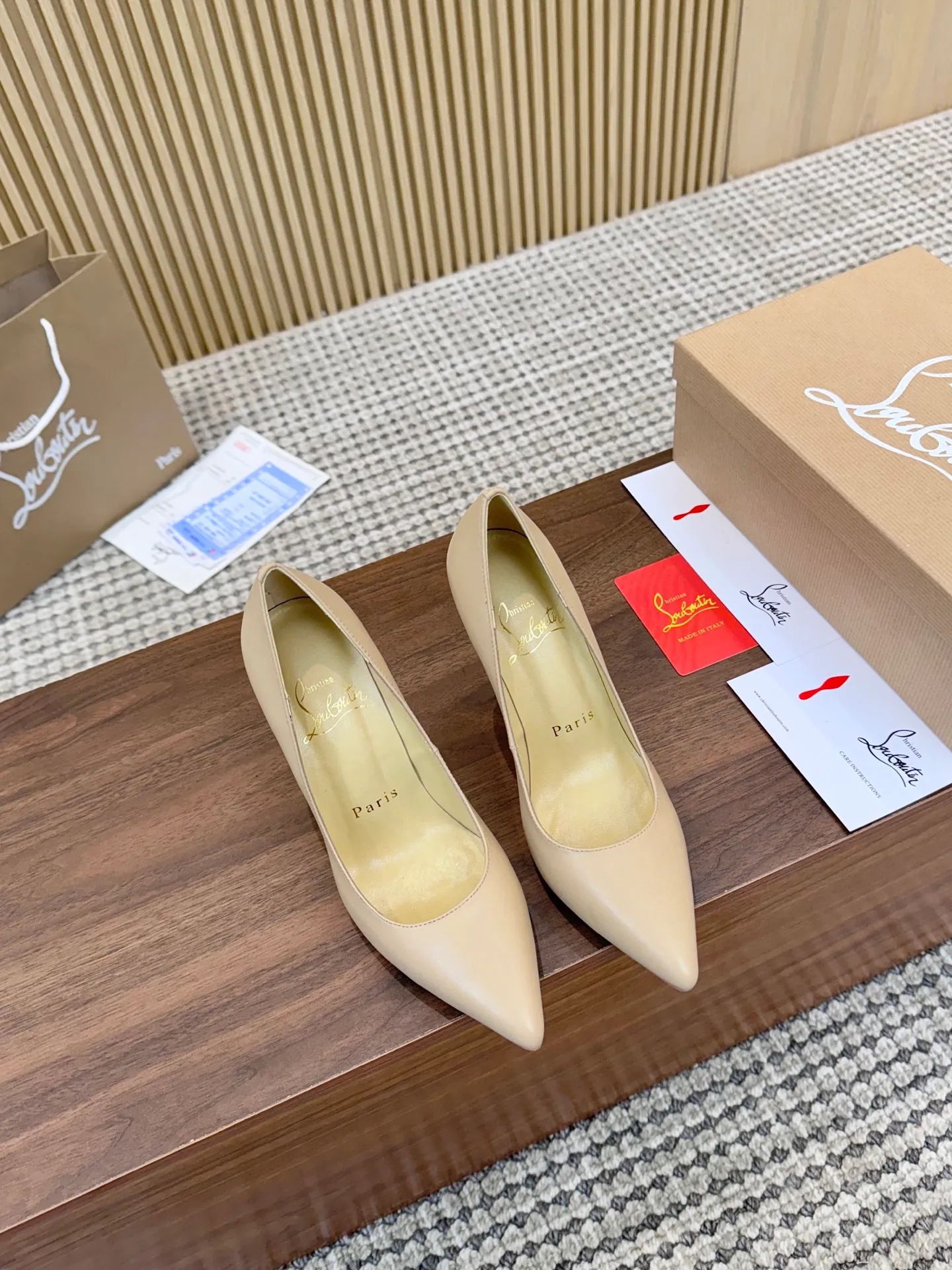 👟👟Ex-factory price 440👟👟 Genuine leather sole +40 Year-round shipment💝Christian Louboutin CL👠 Classic "Matte💎Cow Leather💎Series" Noble and luxurious, real blingbling✨ Real materials, all customized by the pattern maker, and the materials are made of original customized materials to achieve the taste of the original 6 color options 💍 Upper: Imported 👉 cowhide 💪 Lining: Sheepskin foot pad/lining Size: 34-40.41.42 Heel height: 10.5cm and 8.5cm two options Leather sole Rubber sole
